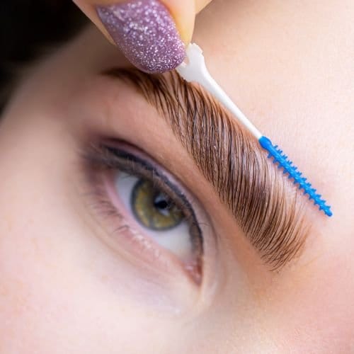 Vrouw laat wenkbrauwen stylen met brow styling voor de perfecte wenkbrauwen