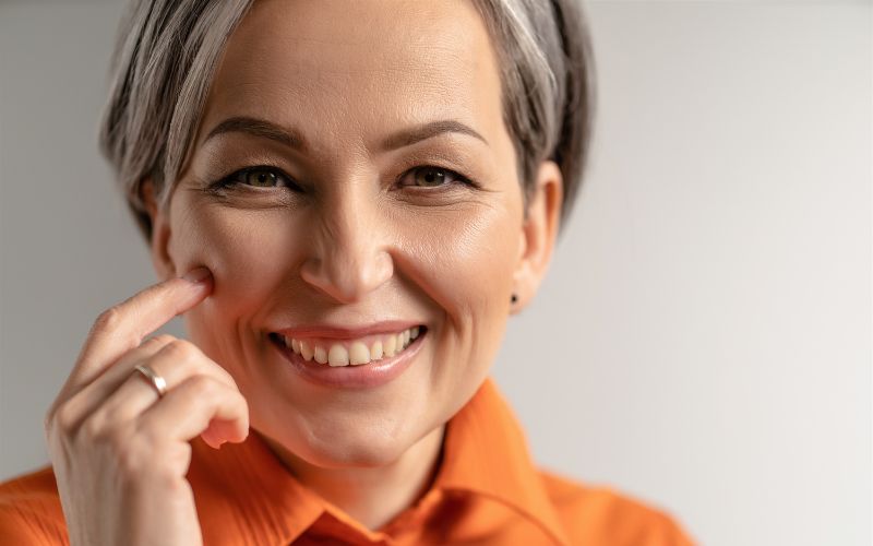 gezichtsbehandeling oudere vrouw Deze vrouw geniet van het resultaat na een gezichtsbehandeling voor een jonge en frisse huid