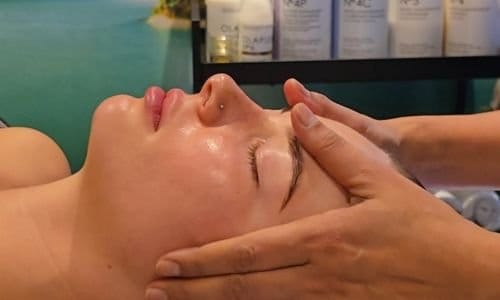 Gezicht Booster massage Almere bij Gold and Glow