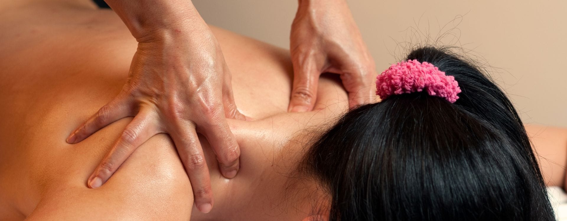 Stevige Thaise oliemassage bij Gold and Glow Almere