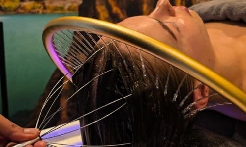 Tijdens een Japanese head spa reinigen wij haar en hoofdhuid van deze dame waarbij ze volop geniet zij deze ultieme ontspanning