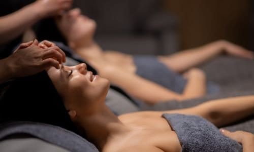 Geniet samen met een partner, vriend of vriendin of gewoon lekker alleen van een geweldige warme olie massage