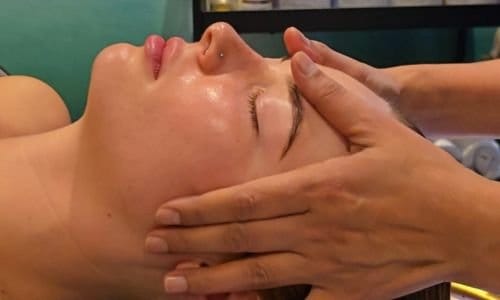 Vrouw geniet van een gezichtsmassage voor een stralende en verzorgde huid