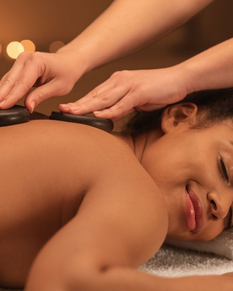 Hotstone massage bij Gold and Glow Almere