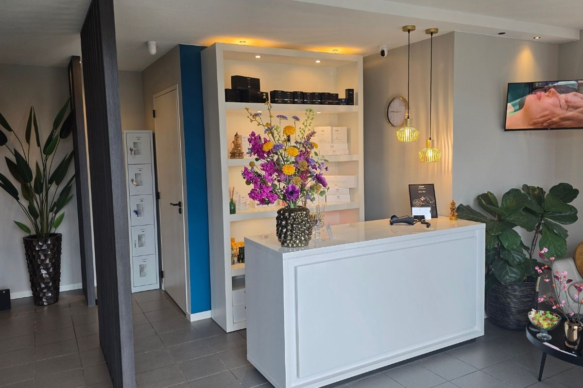 Entree Gold and Glow salon